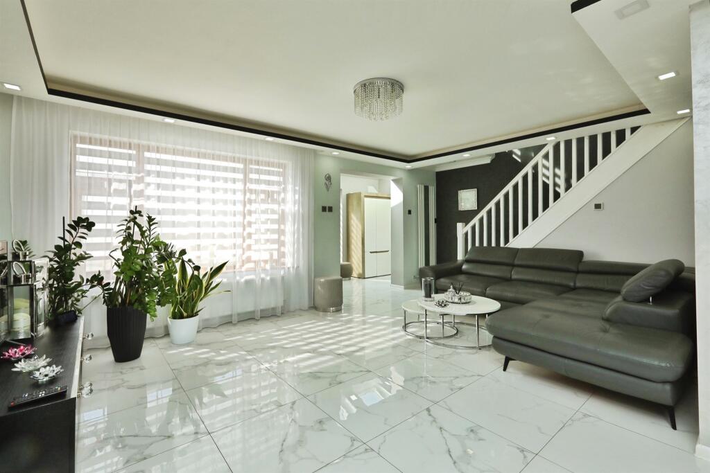 House in Doncaster, Thorne - More