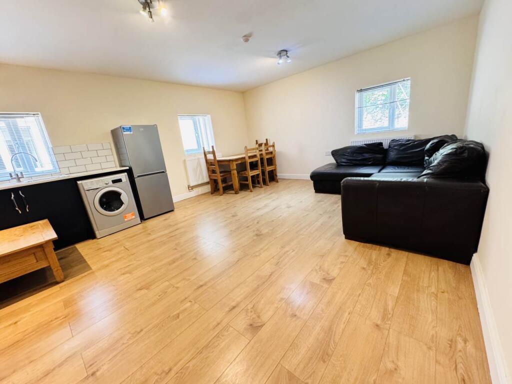 Apartment in Cardiff, Maindy, Cathays - View 3