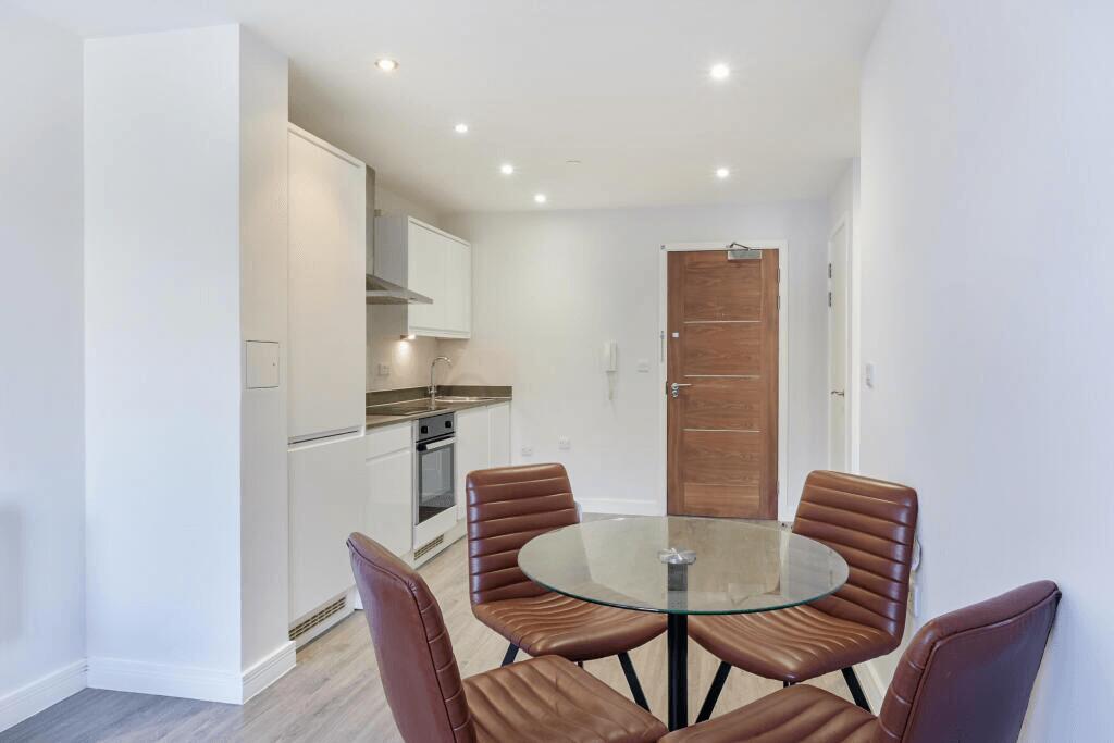 Apartment in London, Gants Hill - View 5