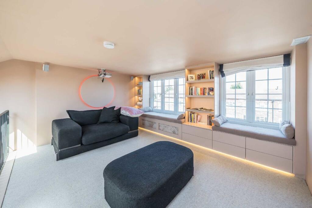 House in Sunbury-on-Thames, Kempton Park - More