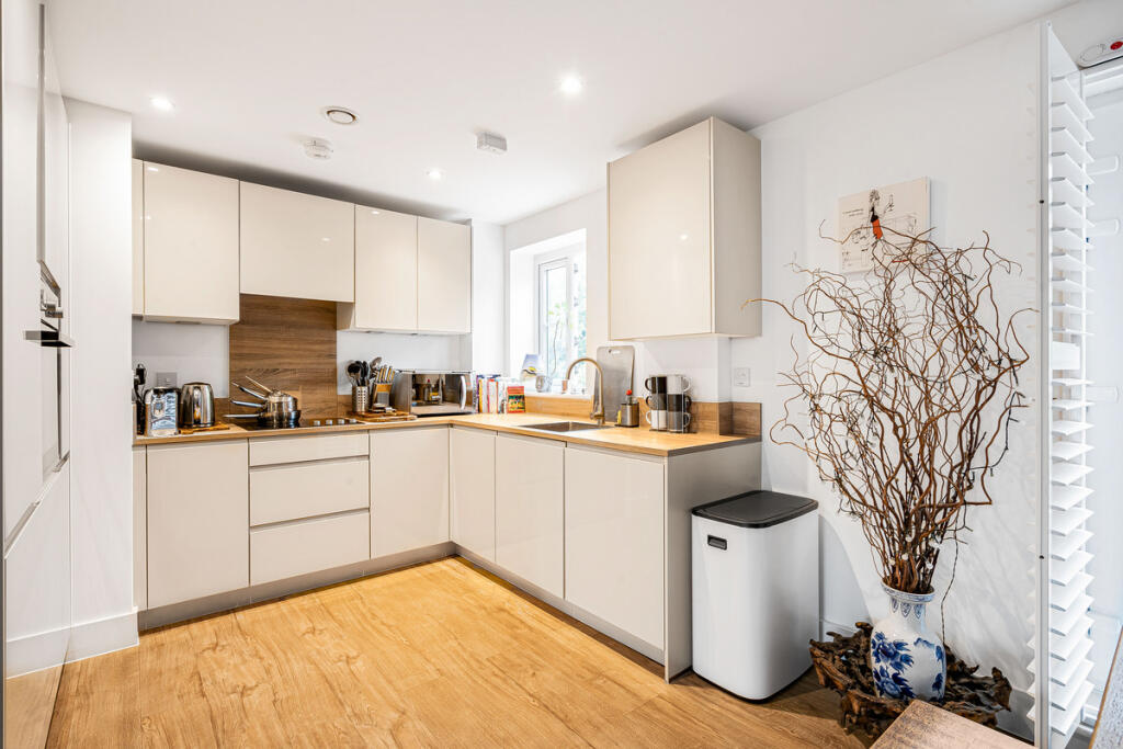 Apartment in Tadworth, Burgh Heath - View 4