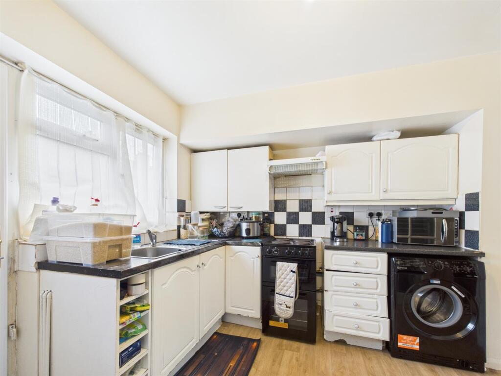 House in London, Tower Gardens Estate, West Green - View 2