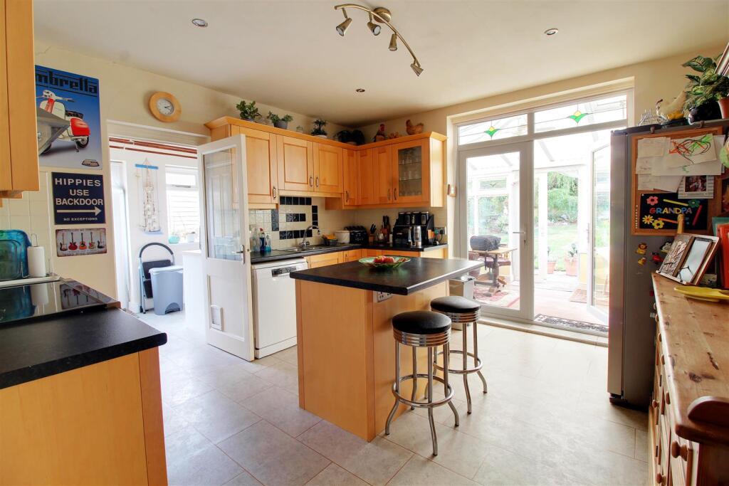 House in Potters Bar, The Royds - More