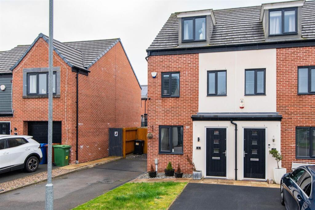 3-bed terraced on Lincoln Drive, Buckshaw Village, Chorley, £224,995