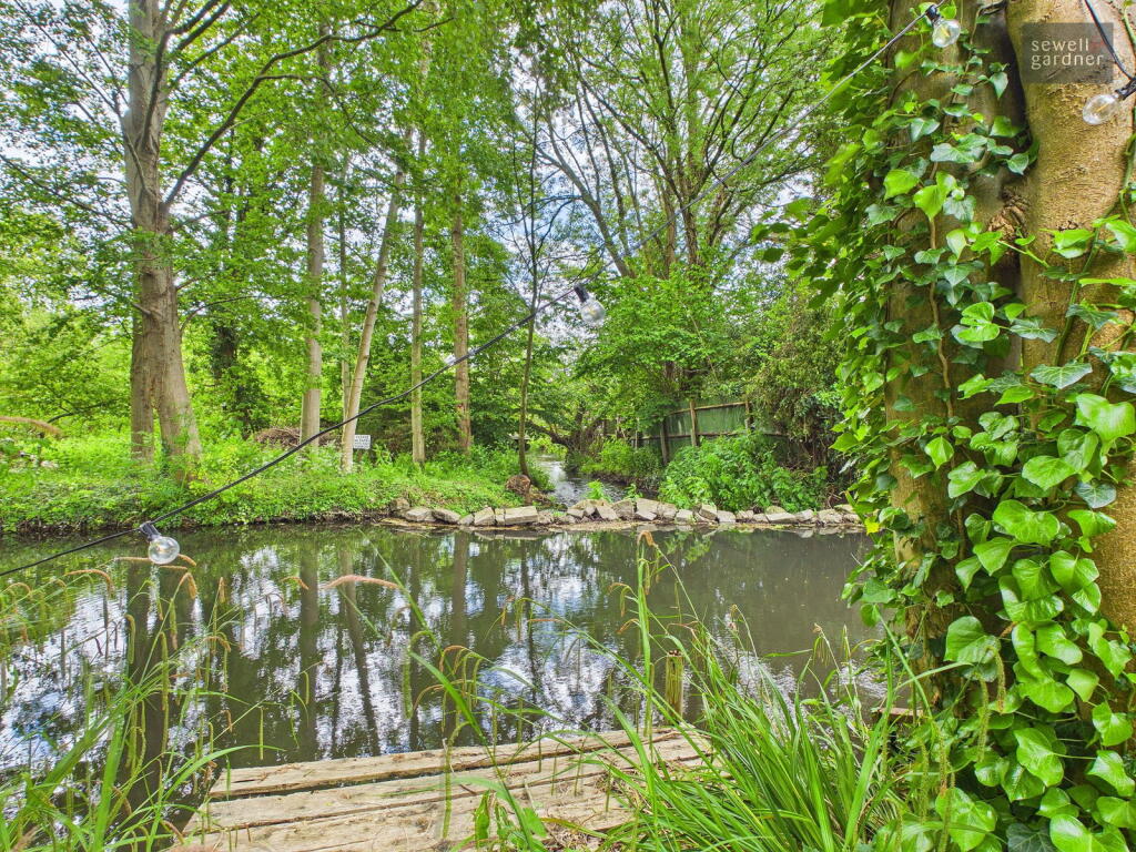 House in Three Rivers, Moneyhill, Batchworth