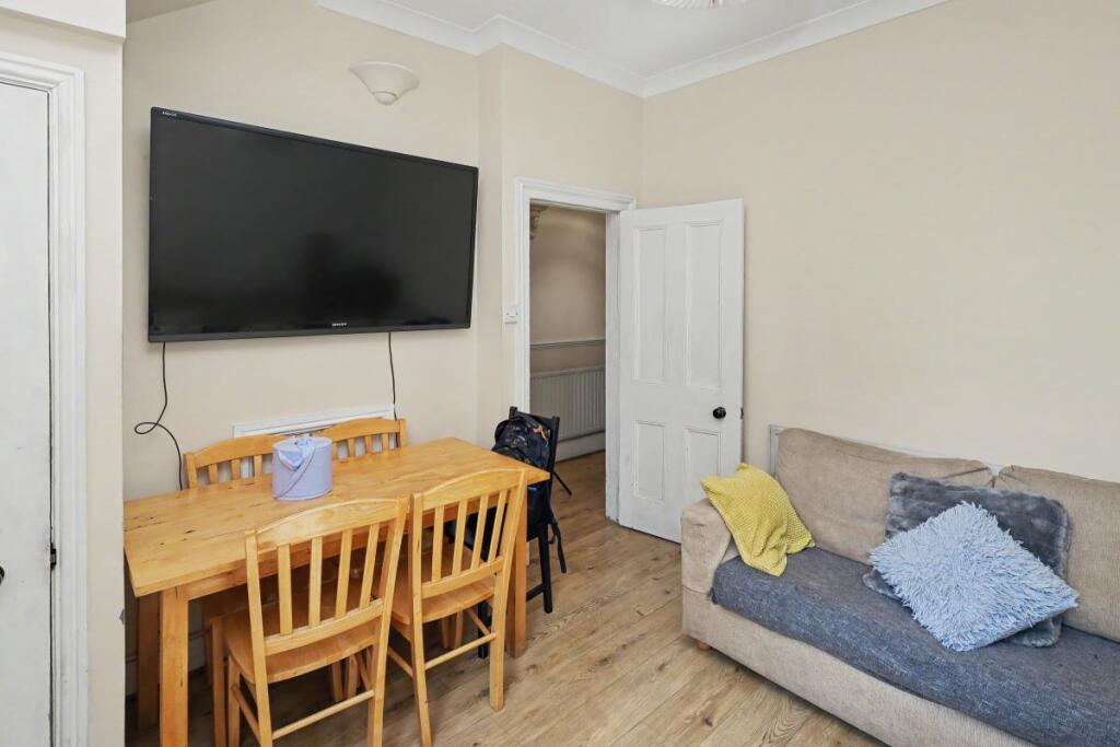 House in London, Forest Gate - More