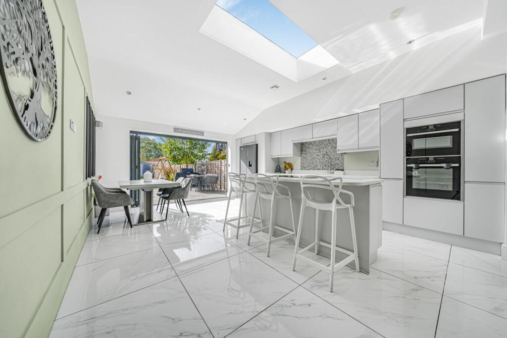 House in Sunbury-on-Thames, Sunbury Common, Kempton Park - View 2