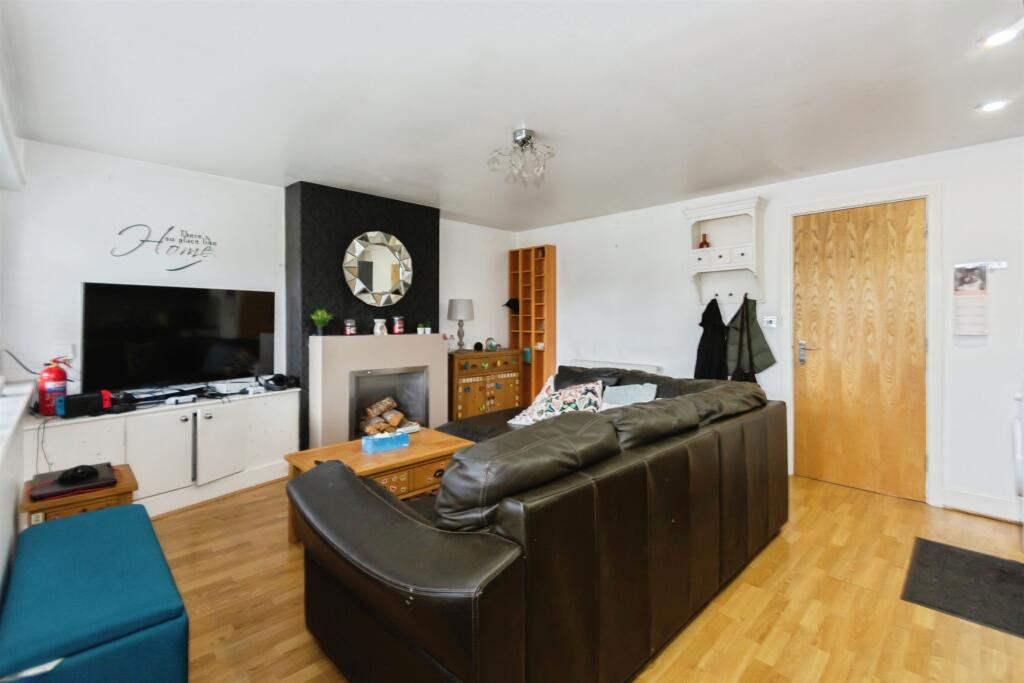 Apartment in Solihull, Shirley - View 4