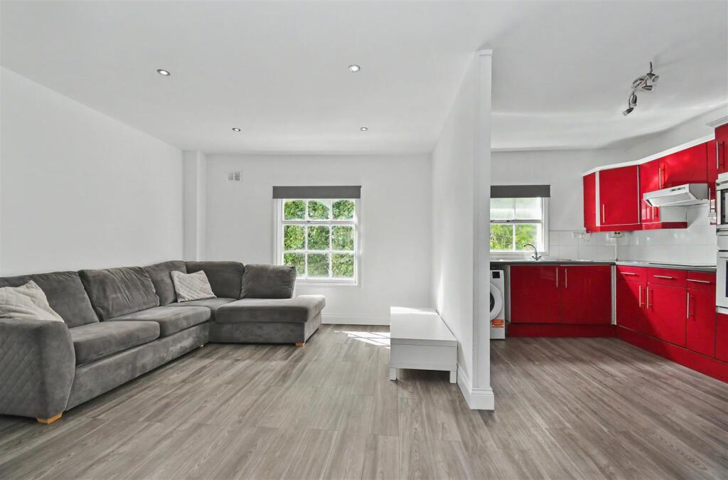 Apartment in Warwick, Royal Leamington Spa - View 2