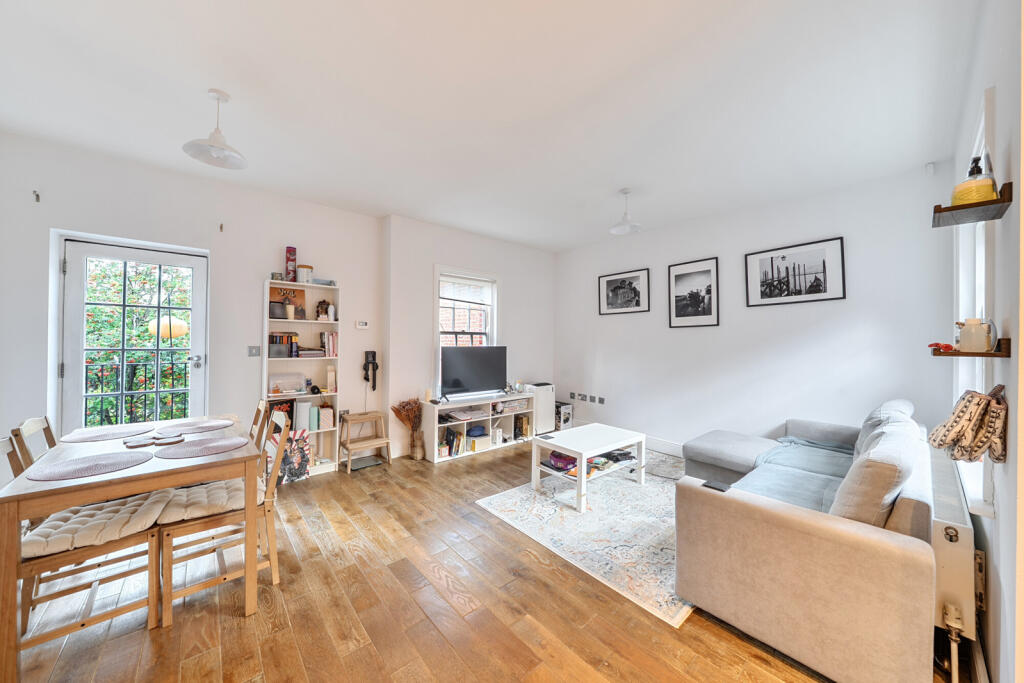 Apartment in London, Dacre Park Estate, Blackheath - View 4