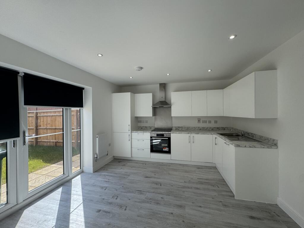 House in Aylesbury, Buckinghamshire - View 2