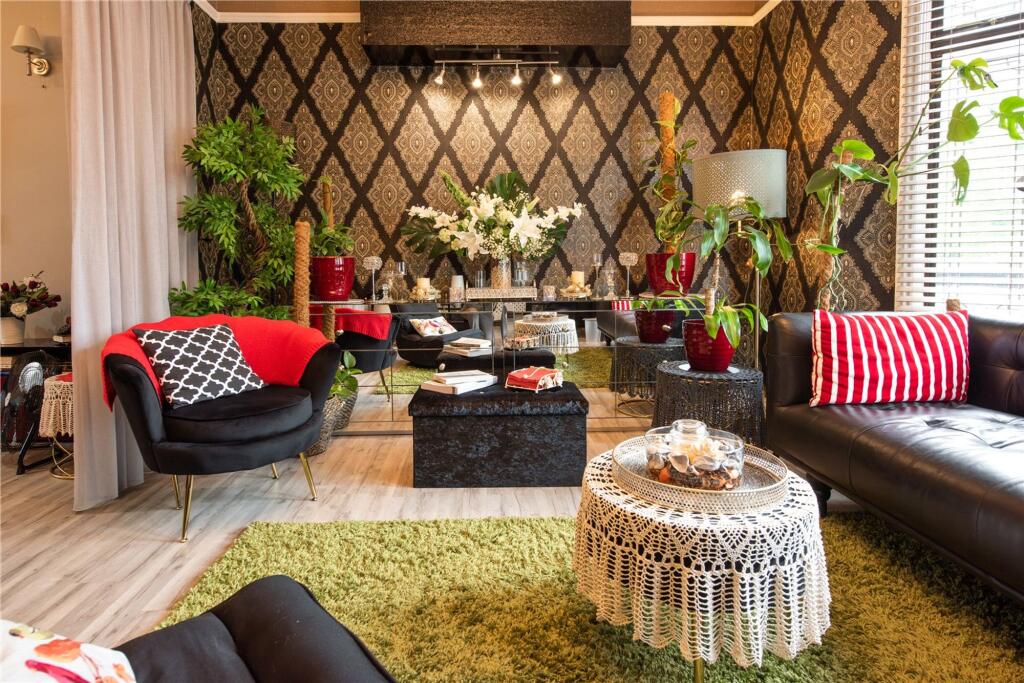 House in London, Seven Kings - View 3