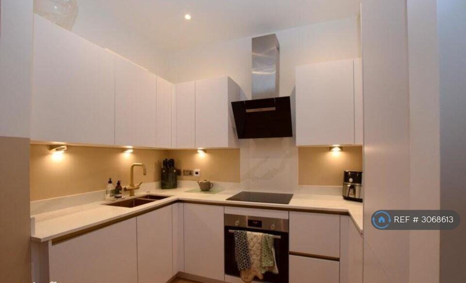 Apartment in Trafford, Hale - View 4