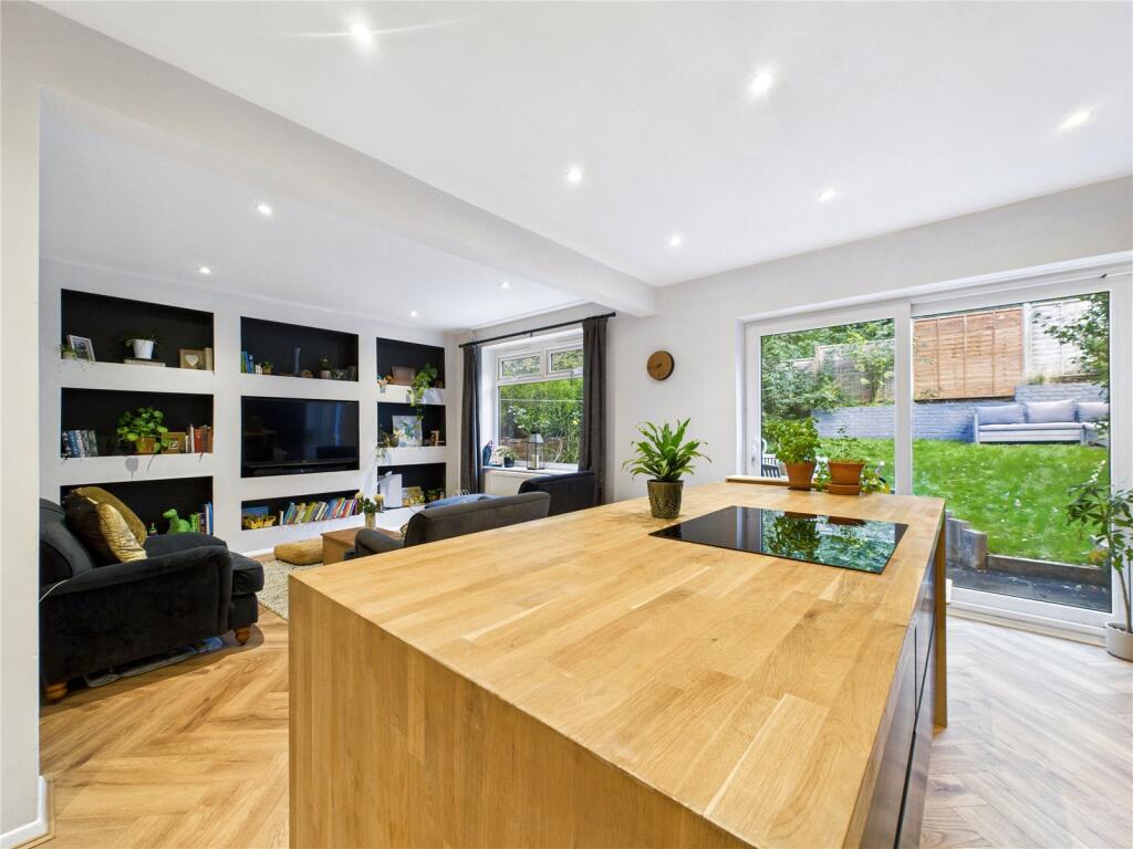 4 bed detached - Pinecroft Rise, Sudbury, Suffolk, CO10 image 4