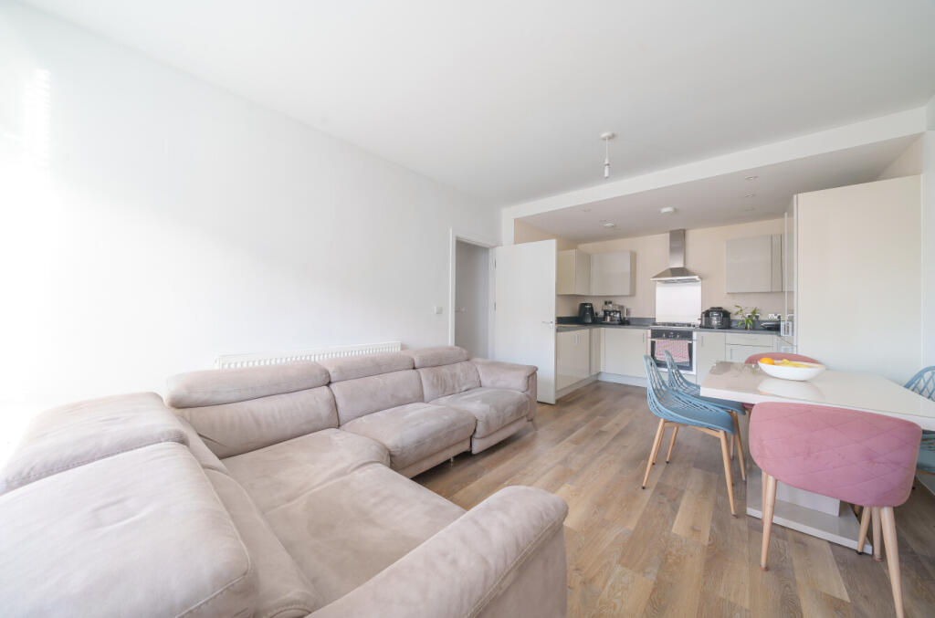 Apartment in Crawley, West Sussex - View 4