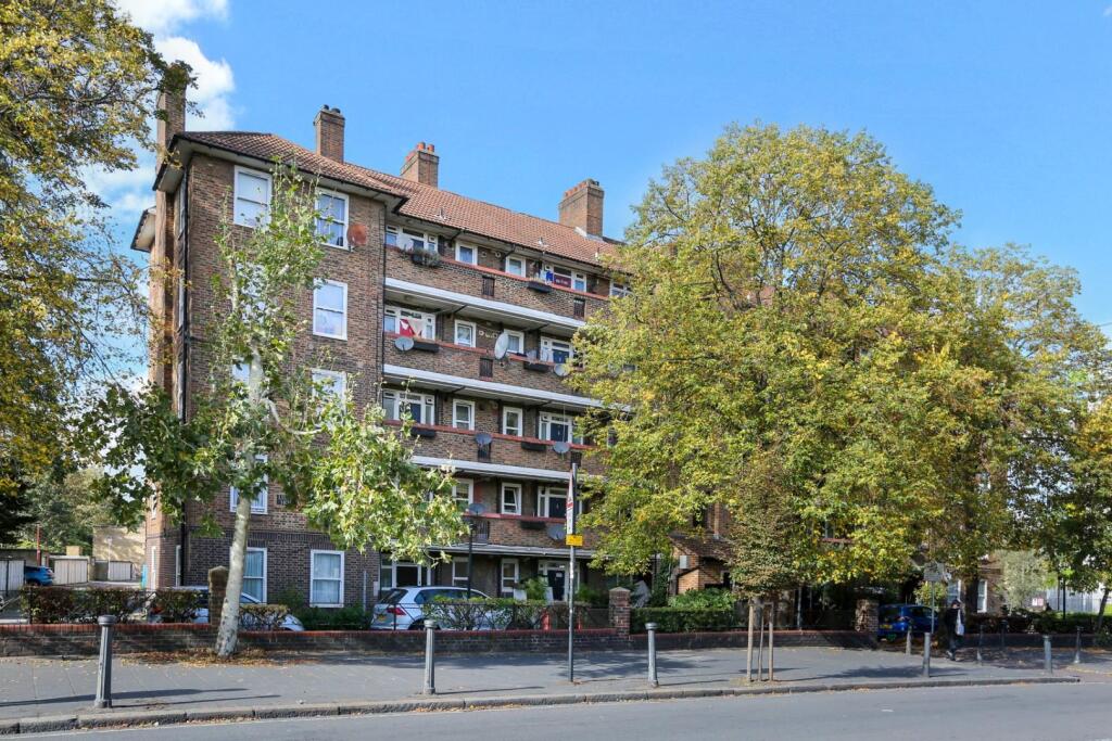 3-bed flat on Lilford Road, London, SE5, £375,000