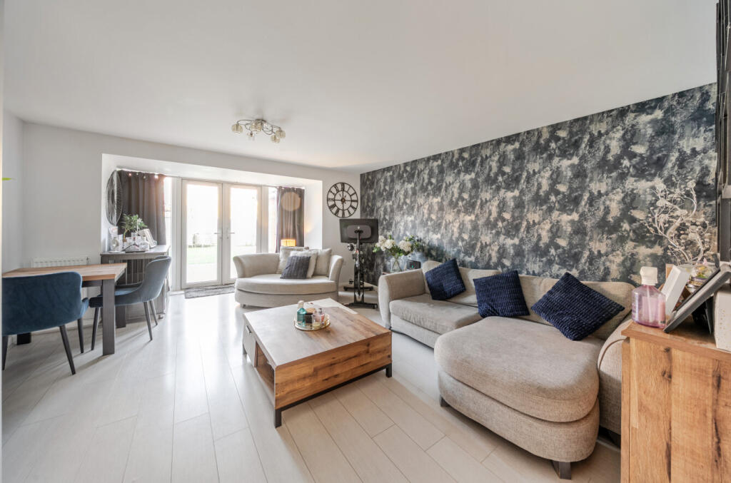 Design Drive, Dunstable, Bedfordshire photo 3