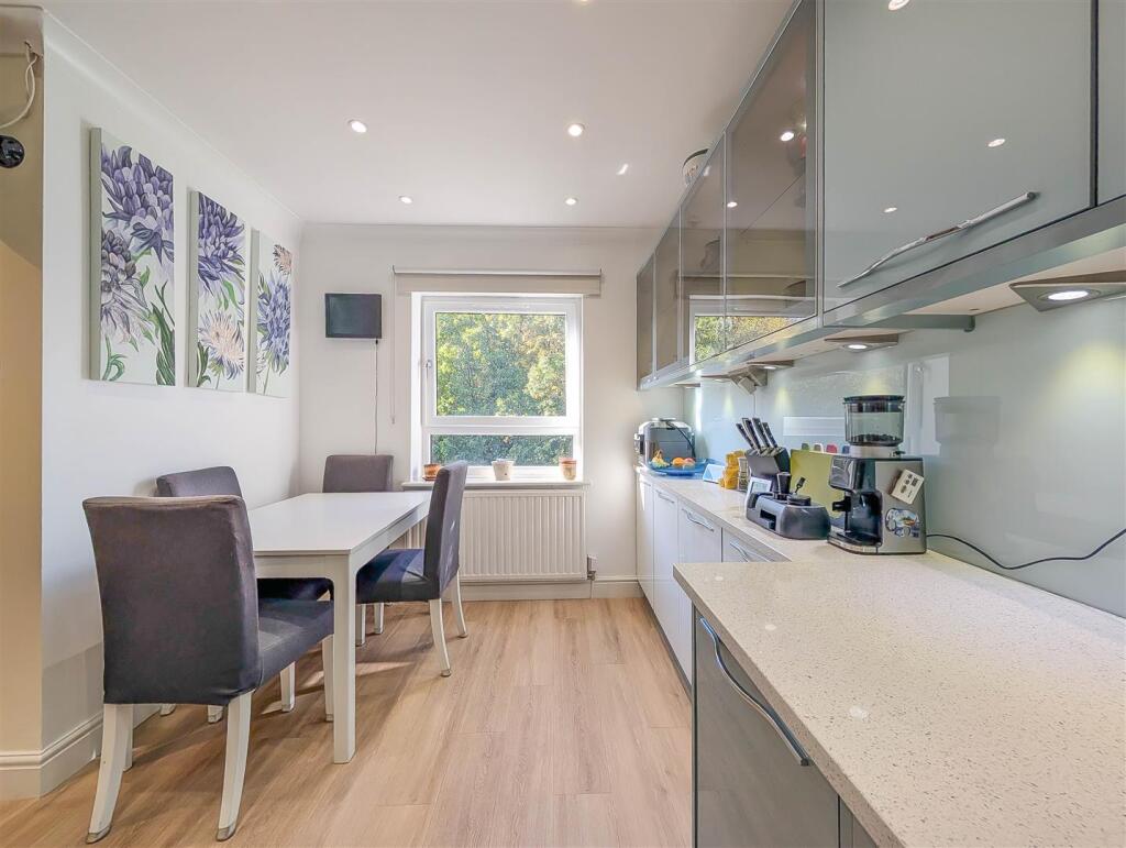 Apartment in Brentwood, Pilgrims' Hatch - View 5