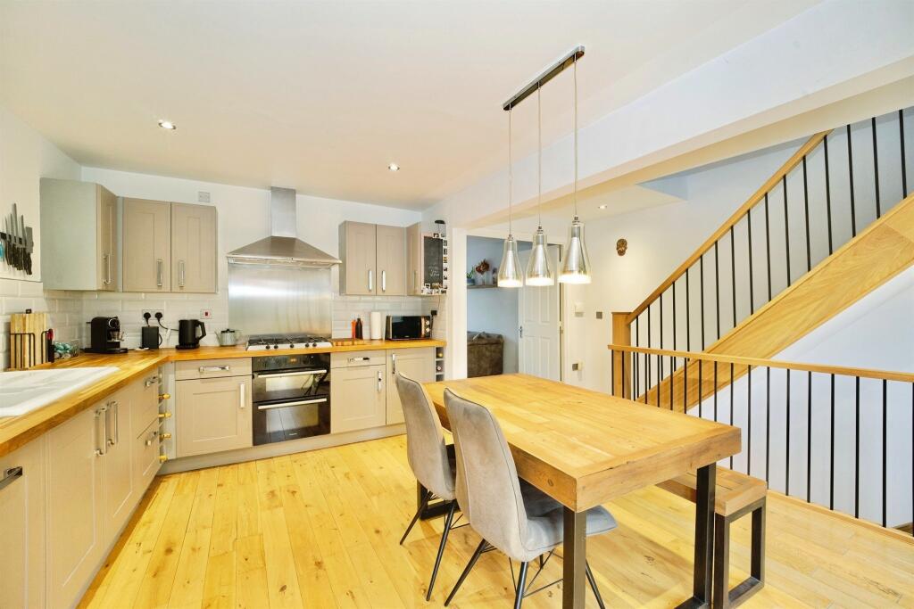 House in Leeds, Robin Hood - View 2