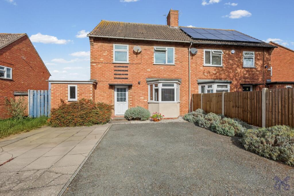 3-bed semi-detached on Burlingham Avenue, Evesham, Worcestershire, WR11, £260,000