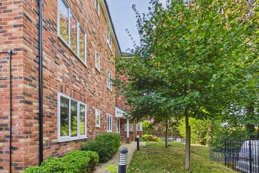 2-bed flat on Whitworth Crescent, Southampton SO18, £210,000