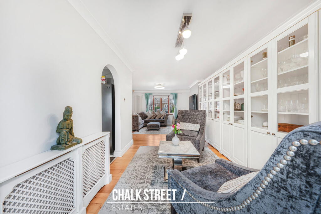 House in London, Collier Row - View 5