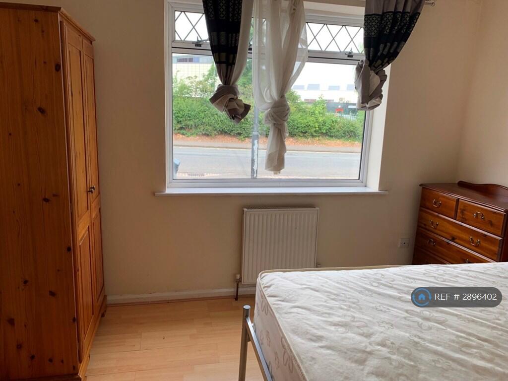 5 bedroom semi-detached house for rent