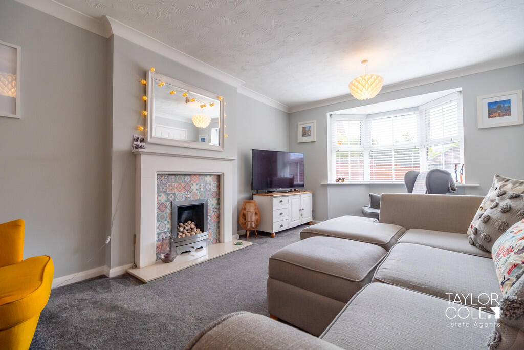 House in South Derbyshire, Derbyshire - More