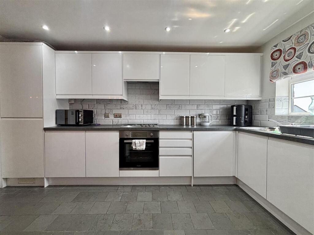 Farfield Avenue, Bradford 6 - View 4