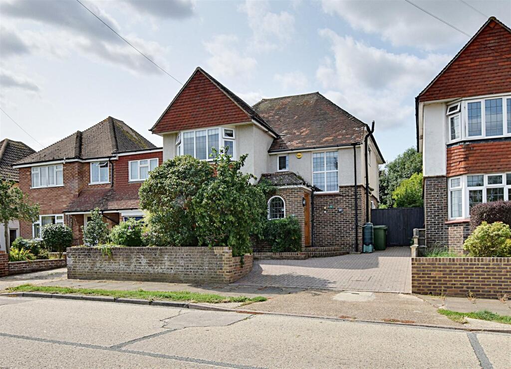 3-bed detached on 37, Southlands Road, £427,500