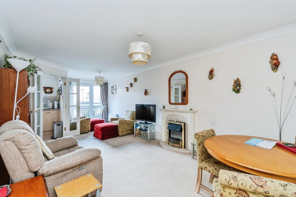 1-bed flat on Popes Lane, Totton, Southampton, £150,000