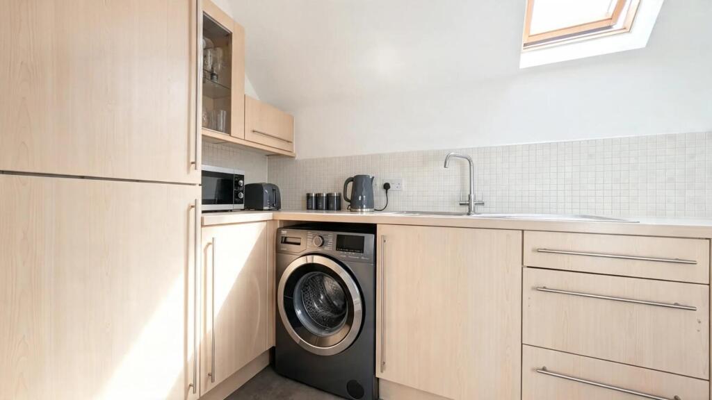 House in Taunton, Cotford St. Luke, Somerset - More