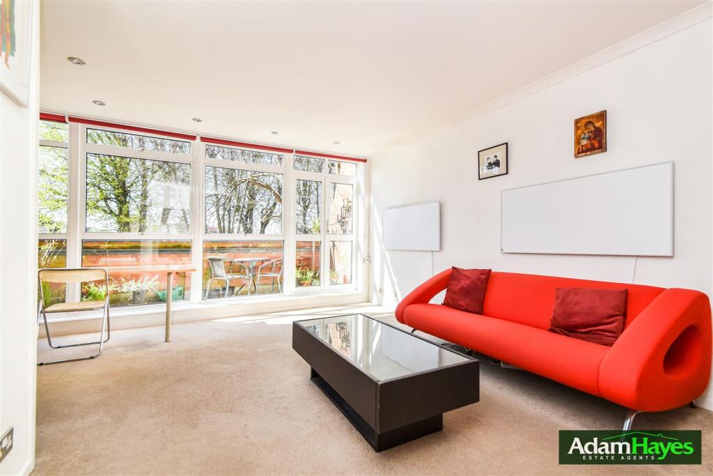 2-bed flat on Holden Avenue, North Finchley, N12, £425,000