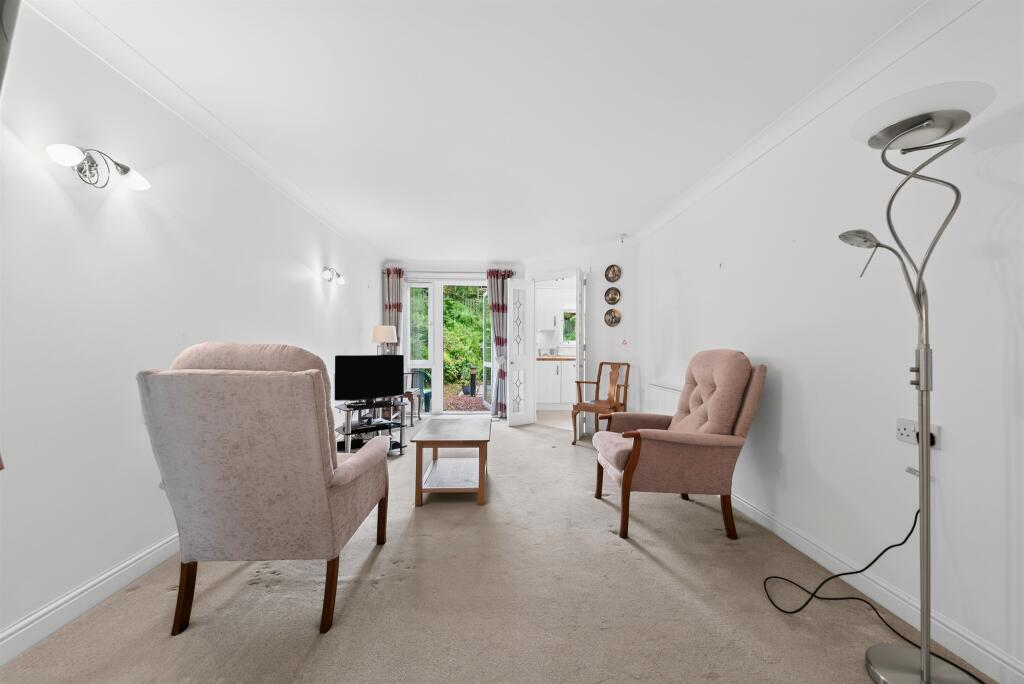 Apartment in Clarkston, Slamanshill, Stamperland - View 5