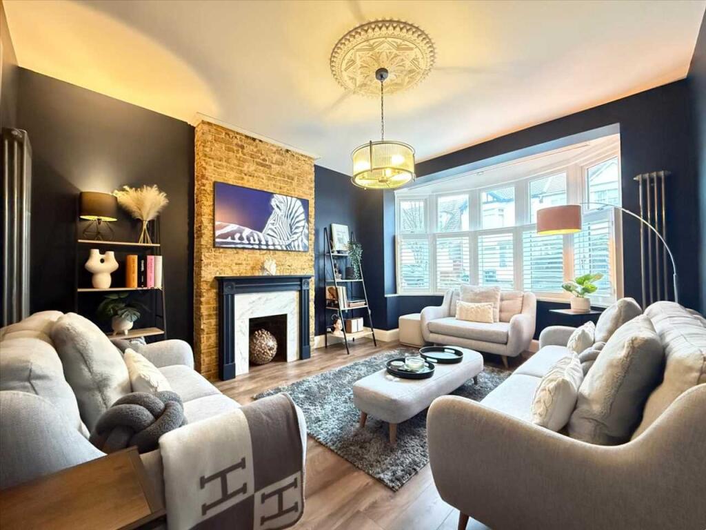 4-bed detached on Westcliff on Sea * DETACHED HOME WITH SUMMERHOUSE *, £600,000