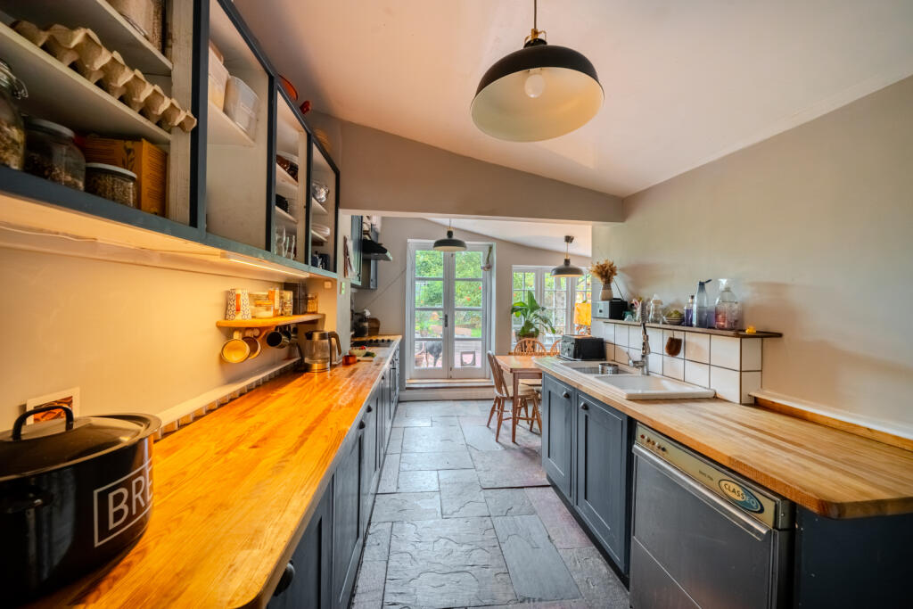 House in Gloucester - View 2