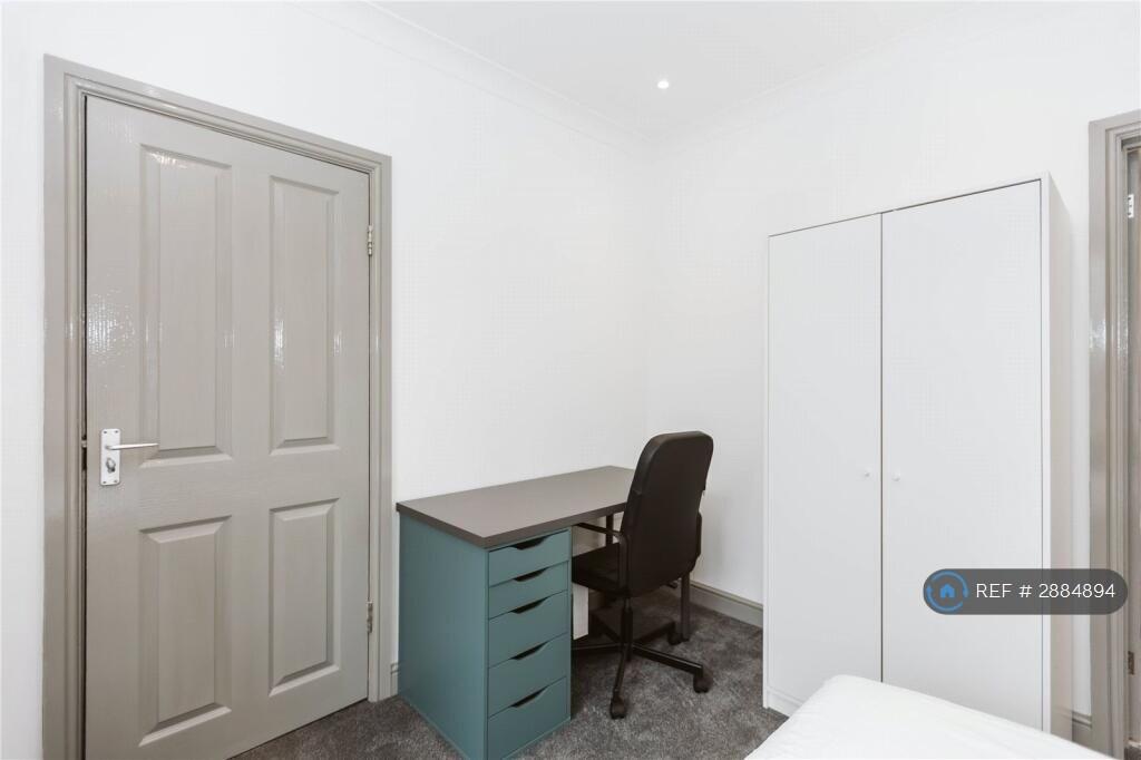 6 bedroom semi-detached house for rent