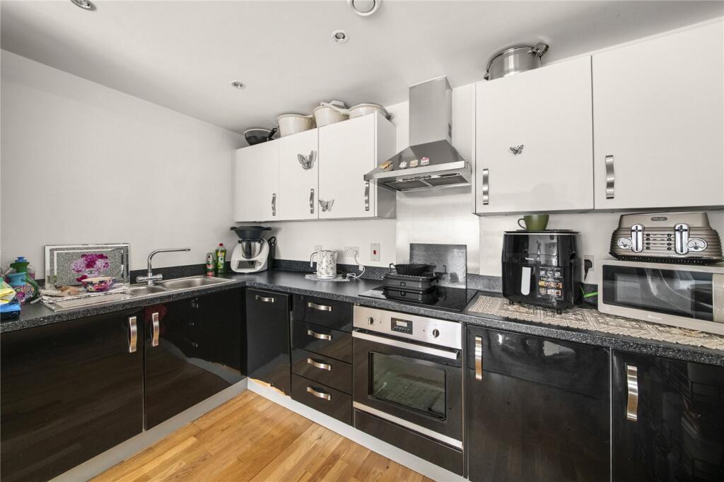 Apartment in Southall - View 4