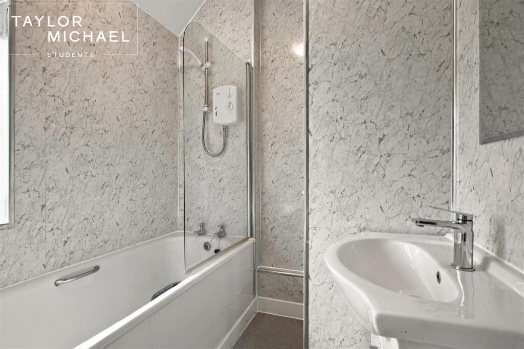 6 bedroom semi-detached house for rent