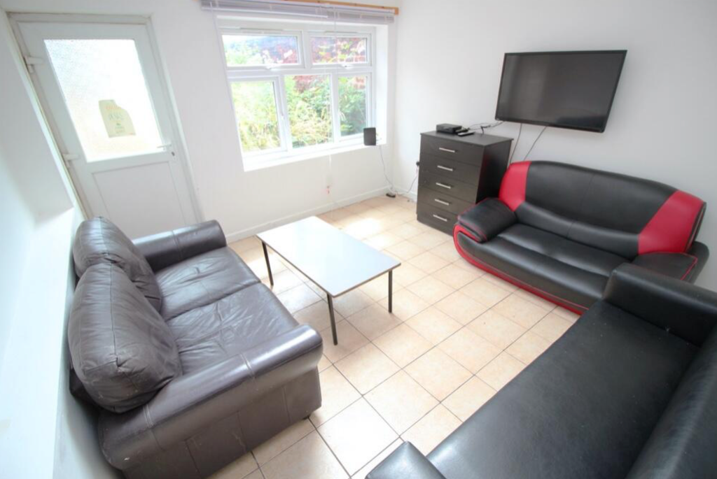 8 bedroom semi-detached house for rent