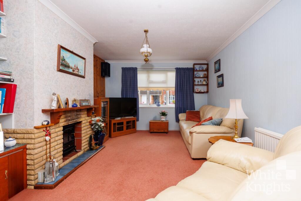 Rochester Avenue, Woodley, Reading, Berkshire, RG5 4NB photo 4