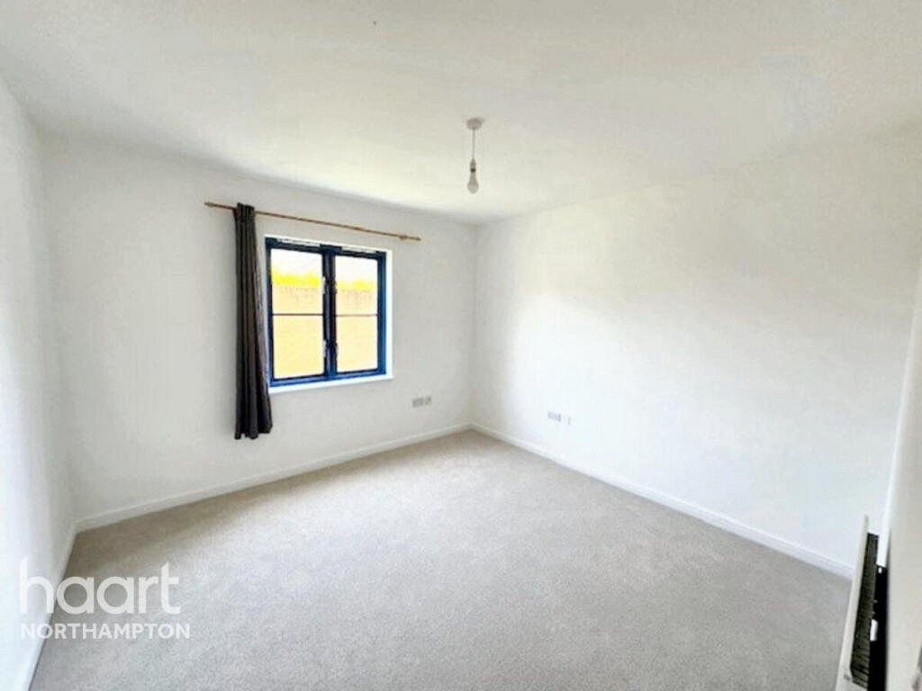 Apartment in Far Cotton - View 4