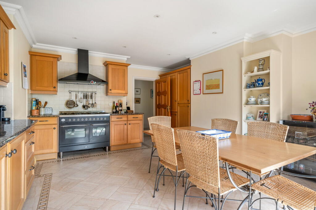 Apartment in Sutton - More