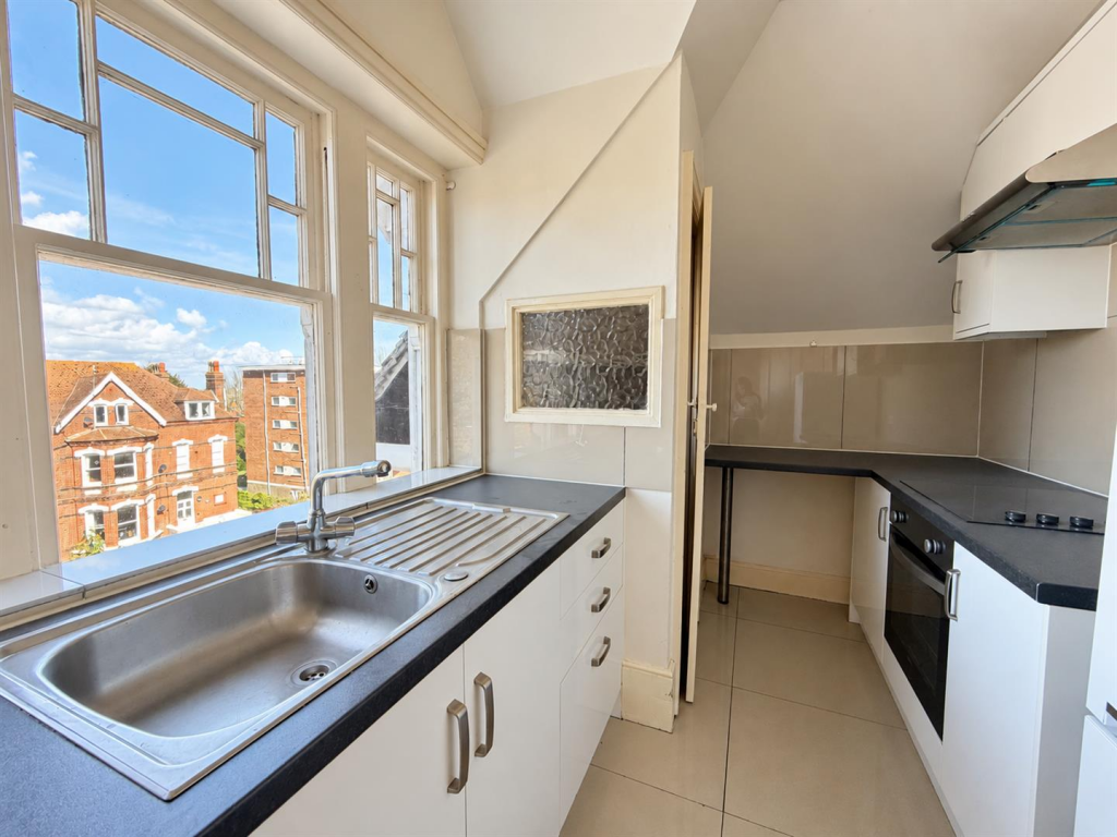 Apartment in Eastbourne, East Sussex - View 4