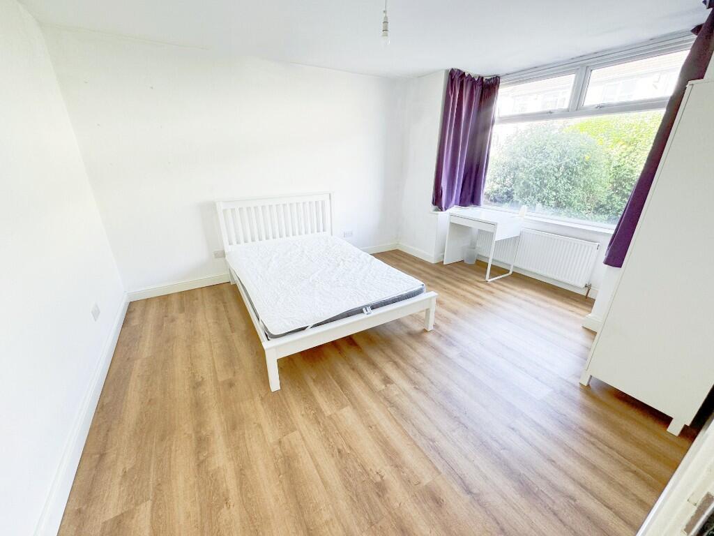 5 bedroom semi-detached house for rent