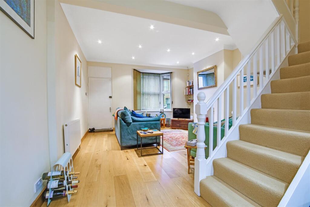 Holly Road, Hampton Hill, TW12 - View 4