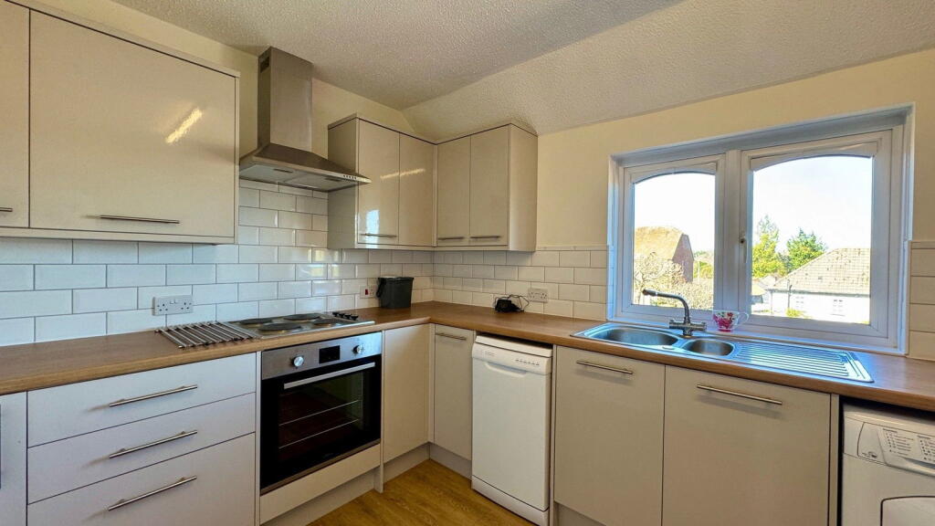 Marshalls Court, Speen, Newbury, RG14 1RY photo 2