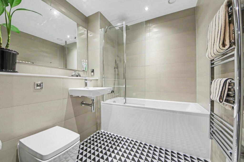 Apartment in Salford, MediaCityUK - View 5