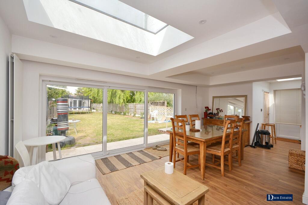 Hardley Crescent, Ardleigh Green, Hornchurch, RM11 photo 3