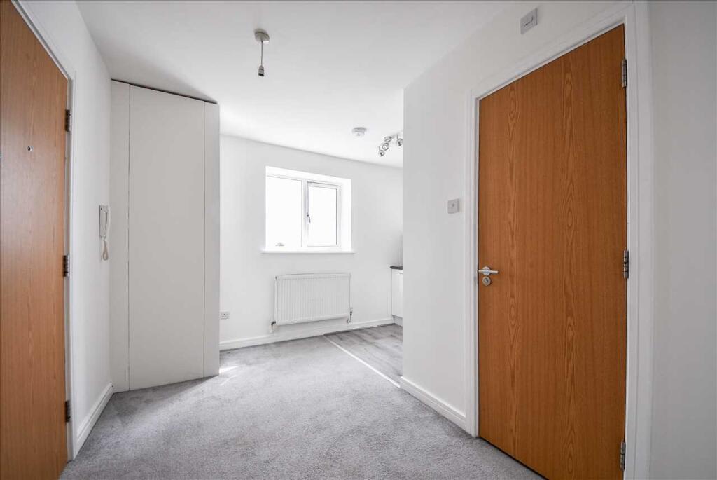 Apartment in Northampton - More